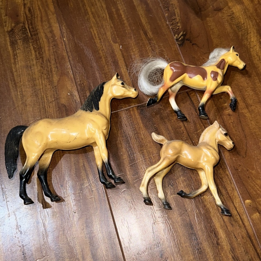 3 Plastic‎ Horse figurines toys figures